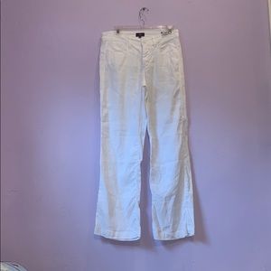 Loosefitting white jeans